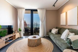 Modern 1-Bed Wavescapes with Ocean Balcony View - 8