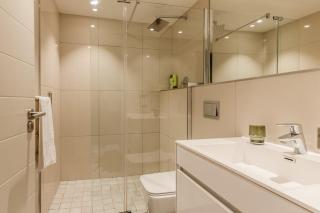 Docklands 1BR Views Style No Load Shedding - 4