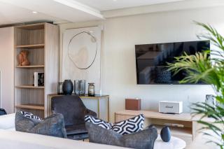 2 bed Sea Point Gem with Pool and incredible Views - 8