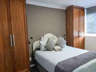 Sea Point 2-Bed walk to shops and restaurants - 2