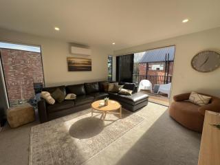 Luxury Townhouse, Garage, Arcade, Pets OK - 0