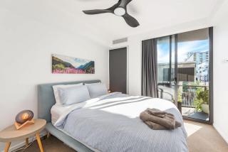 Chic 2 bed 2 bath Apartment with City Views - 4