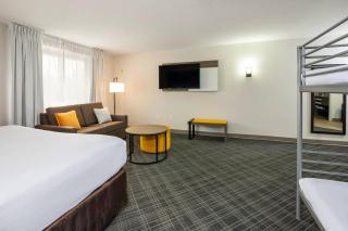 Comfort Inn & Suites - 5