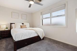 Spacious 3 Bedroom Family Home near Lake & UniSA - 4