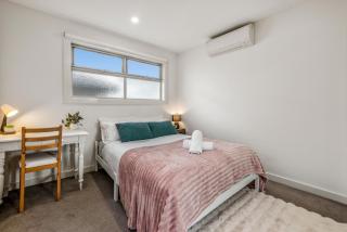 Modern Stylish Comfort at Prime Camberwell Retreat - 2