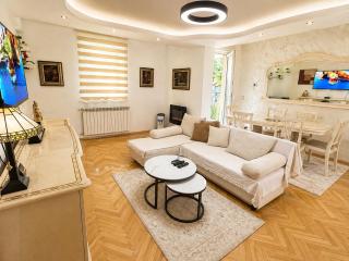 LuxeStay Central Apartment Free Parking Terrace - 9