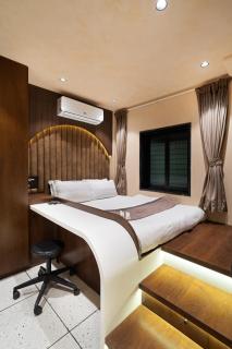 Amber 1BHK in Khar W by Square One Stays - 0