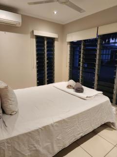 Tropical Hideway - Cozy room and pool access - 4