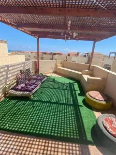 فيلا دوبلكس3 غرف نوم مكيفين داخل قريه بيرلا مارينا كيلو 90 عائلات فقط - 1