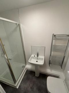 Heathrow 2 BR Comfort Stay - Free Parking - 2