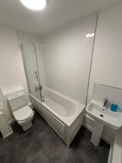 Heathrow 2 BR Comfort Stay - Free Parking - 3