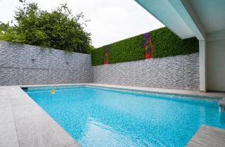 Departamento doble altura con balcón y alberca - 7