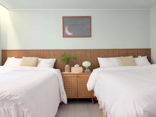 New l Hongdae 3BR l 4 Queen Beds l 5min walk - 7