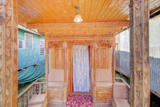 Nomadic group of houseboats - 1