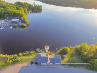 Lake Front Cottage 4 Bedrooms and Four washrooms Sleeps 16 - 0