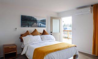 Lake Front Cottage 4 Bedrooms and Four washrooms Sleeps 16 - 5