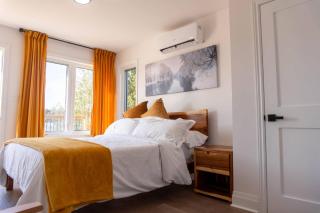 Lake Front Cottage 4 Bedrooms and Four washrooms Sleeps 16 - 2