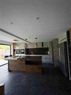 Solihull Luxury Escape Park Views & Hot Tub 5 Bedrooms 5 King and Double Beds 2 Full Bathrooms -3 WC 10 Guests- LWB Van Parking Off Solihull Bypass NR NEC BHX JLR & More by Samina, ARZ Stays - 4