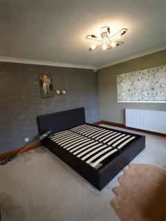 Solihull Luxury Escape Park Views & Hot Tub 5 Bedrooms 5 King and Double Beds 2 Full Bathrooms -3 WC 10 Guests- LWB Van Parking Off Solihull Bypass NR NEC BHX JLR & More by Samina, ARZ Stays - 3
