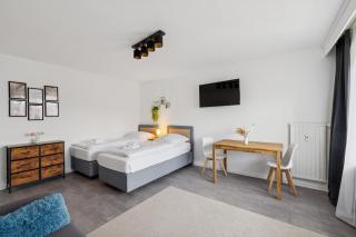 Cozy Apartment & Balcony, Work & Stay - 3