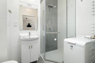 Bright Apartment in Poznań with Parking, Balcony and Desk by Noclegi Renters - 7