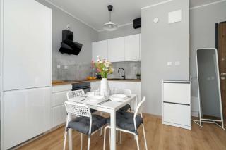 Bright Apartment in Poznań with Parking, Balcony and Desk by Noclegi Renters - 4