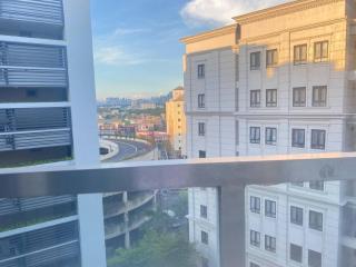 Warm-toned 2 Bed studio Condotel at Newport City Across NAIA Terminal 3 - 3