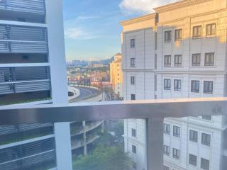 Warm-toned 2 Bed studio Condotel at Newport City Across NAIA Terminal 3 - 4