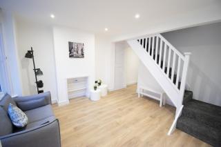 Luxury 4-Bed Terrace - 5 mins from Reading Station - 3