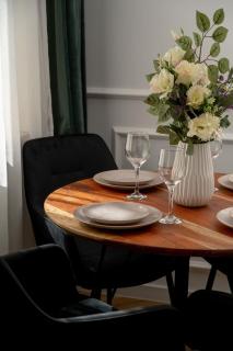 Komfortowy Apartament Blisko Kolejkowa we Wrocławiu by Noclegi Renters - 1