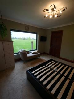 Solihull Luxury Escape Park Views & Hot Tub 5 Bedrooms 5 King and Double Beds 2 Full Bathrooms -3 WC 10 Guests- LWB Van Parking Off Solihull Bypass NR NEC BHX JLR & More by Samina, ARZ Stays - 8