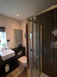 Solihull Luxury Escape Park Views & Hot Tub 5 Bedrooms 5 King and Double Beds 2 Full Bathrooms -3 WC 10 Guests- LWB Van Parking Off Solihull Bypass NR NEC BHX JLR & More by Samina, ARZ Stays - 9