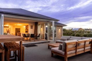 Panoramic Mountain View Retreat - 3
