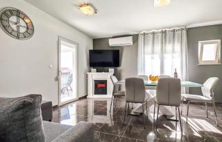 3 Bedroom Gorgeous Apartment In Zadar - 1
