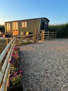Harriets Hideaway - hot tub and views - 0