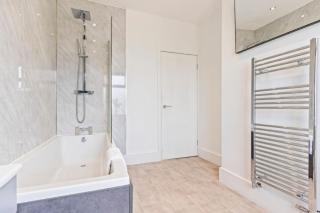 Charming House - Sleeps up to 7 - Free Parking, Fast Wifi and Smart TV by Yoko Property - 6