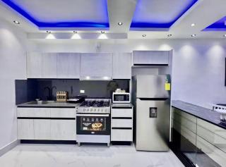 Luxury Designer Suite, Infinity Pool,City Views - 2