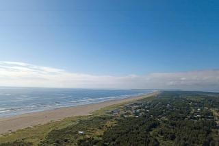 Cozy 2BR Cabin Near Beach with Deck and Fireplace - 8