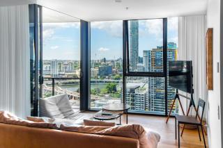 High Level 2 Bedroom with City and River Views - 8