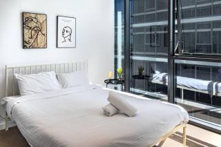 High Level 2 Bedroom with City and River Views - 7