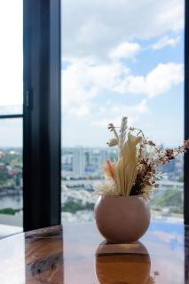 High Level 2 Bedroom with City and River Views - 1