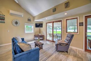 Waterfront Oasis w Beach, Dock and Kayaks - 5