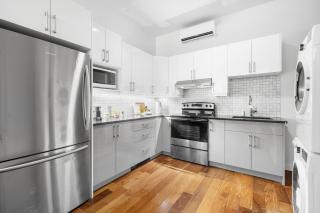 Stylish Loft in the Heart of St-Laurent - 8