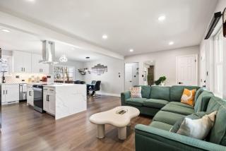 Dream home. Centrally located near DC, parking. - 3