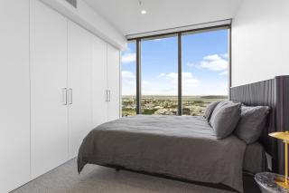 High-Rise Luxury Stay with Harbour Views at 51 Albert Street - 3