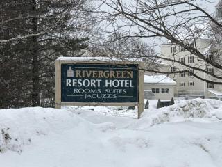 Hotel Room Jetted Tub Indoor Pool Near Loon - 9
