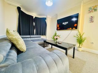 Cozy 3BR Retreat in Prime Location - 3