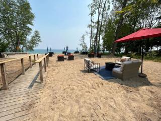 Great Lakes Resort - Jr Suite - Suite 8 - 9