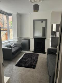 Air Maison - City Chic Spacious 5BR Home - 7mins to Victorious Festival Ground - 0