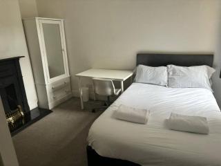 Air Maison - City Chic Spacious 5BR Home - 7mins to Victorious Festival Ground - 4